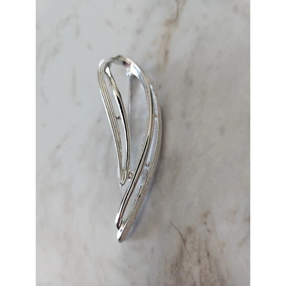 Vintage SARA COVENTRY‎ Silver Tone Textured Brooch Pin